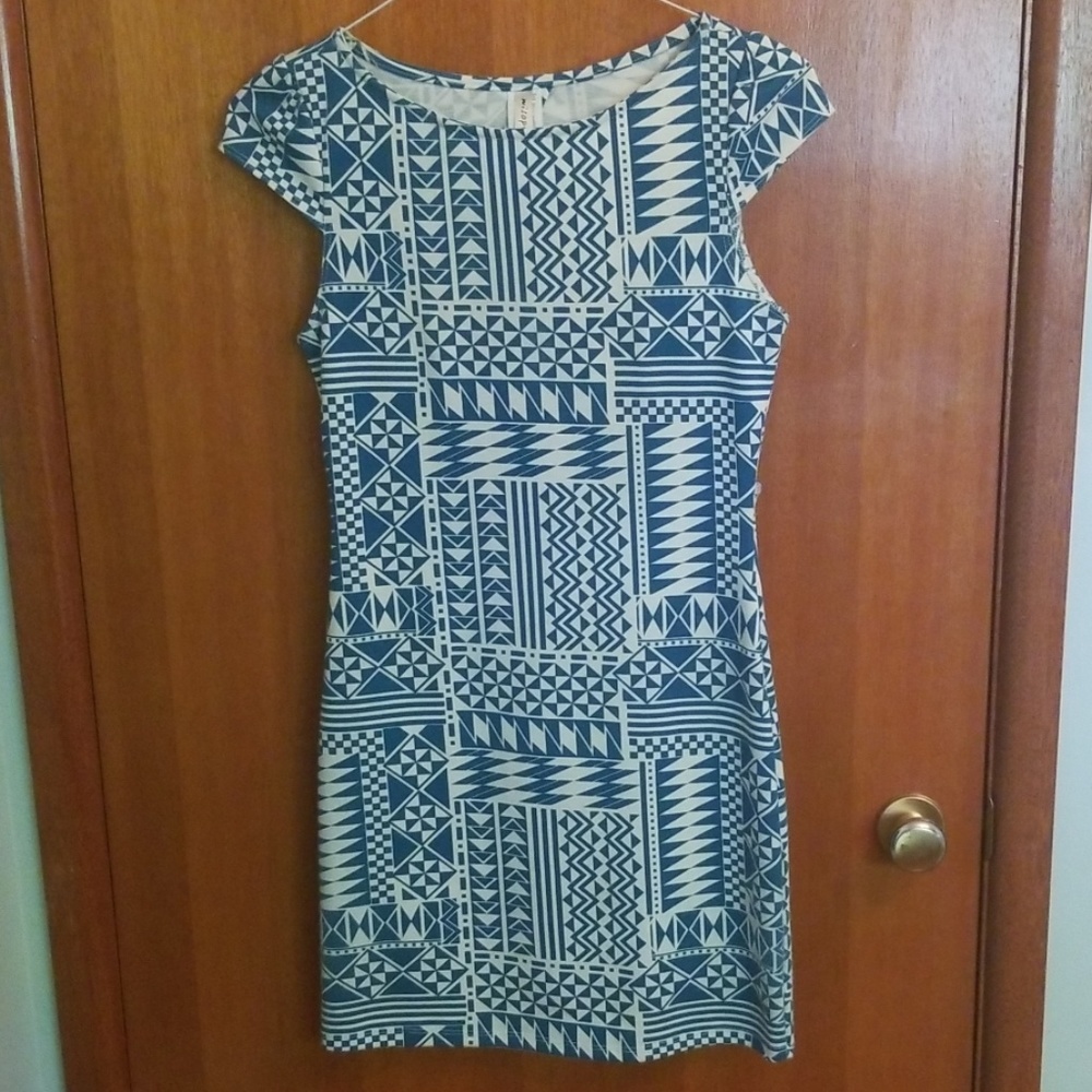 Bodycon dress with cut-out back